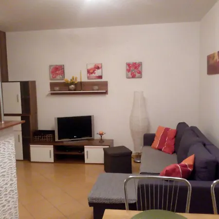 Appartement Tosia Miesci Sie W Poblizu Plazy Zachodniej 450 M. Do Dyspozycji Jest Tez Maly Ogrodek Z Miejscem Na Wypicie Porannej Kawy. Na Osiedlu Sasiadujacym Ze Sklepem Netto Oraz Zabka, Znajduje Sie Plac Zabaw Dla Dzieci Oraz Boisko Do Gry W Pilke.