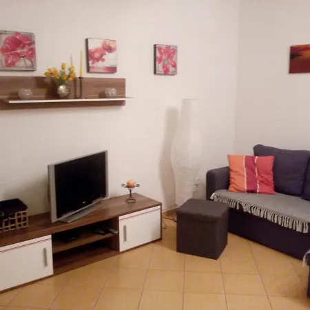 Apartament Tosia Mieści Się W Pobliżu Plaży Zachodniej 450 M. Do Dyspozycji Jest Też Mały Ogródek Z Miejscem Na Wypicie Porannej Kawy. Na Osiedlu Sąsiadującym Ze Sklepem Netto Oraz żabką, Znajduje Się Plac Zabaw Dla Dzieci Oraz Boisko Do Gry W Piłkę.